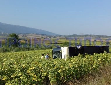 Δράμα: Οι πρώτες εικόνες μετά την ανατροπή λεωφορείου των ΚΤΕΛ – Σε νοσοκομεία οι 14 τραυματίες (φωτο-βίντεο)